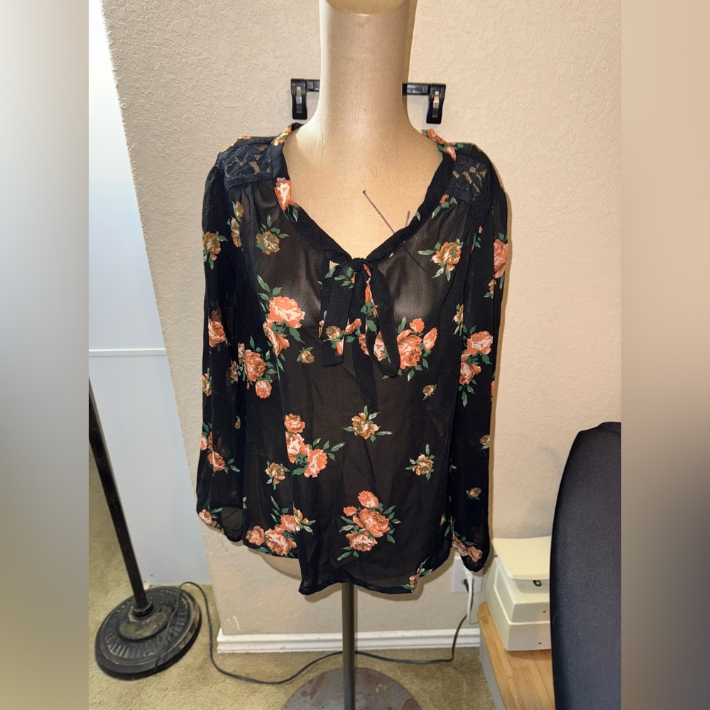 Women’s Live 4 Truth Long Sleeve Floral Blouse Size Medium